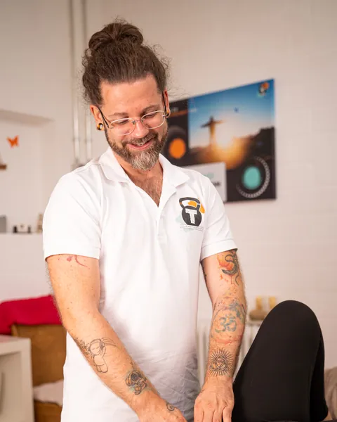 Andy bei ruhiger Körperarbeit, lächelnd.